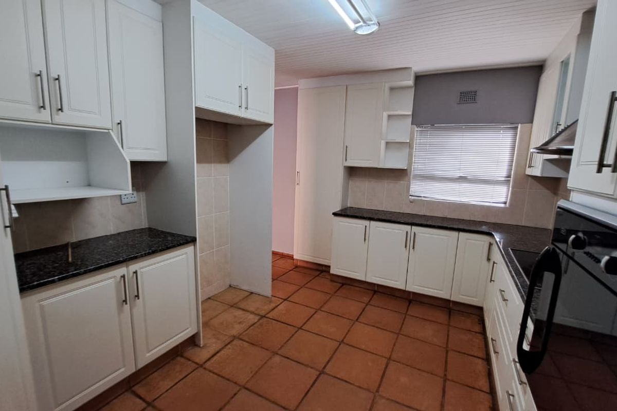 Spacious 3 Bedroom Family Home Available in Meerensee - Photo 3