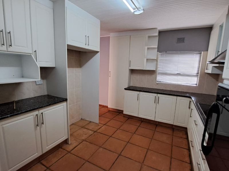 Spacious 3 Bedroom Family Home Available in Meerensee - Photo 3