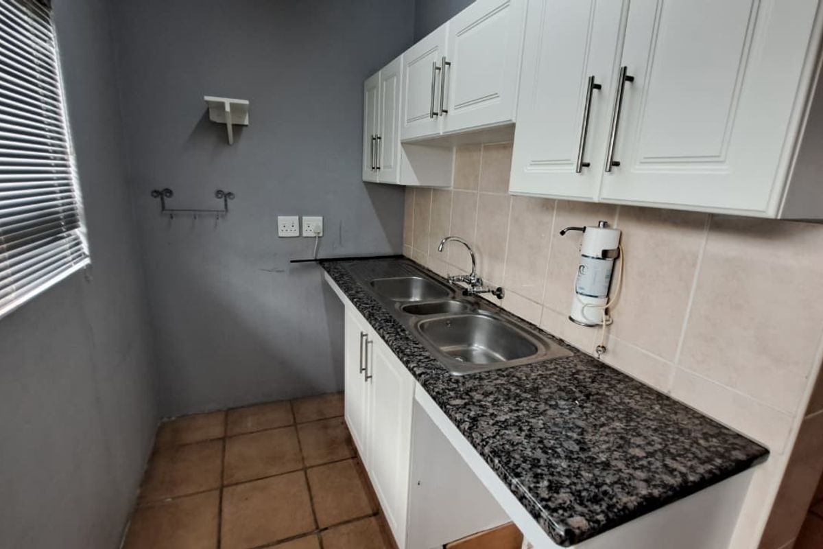 Spacious 3 Bedroom Family Home Available in Meerensee - Photo 4