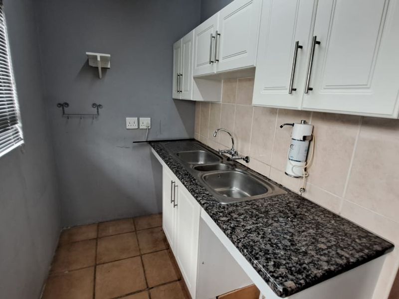 Spacious 3 Bedroom Family Home Available in Meerensee - Photo 4