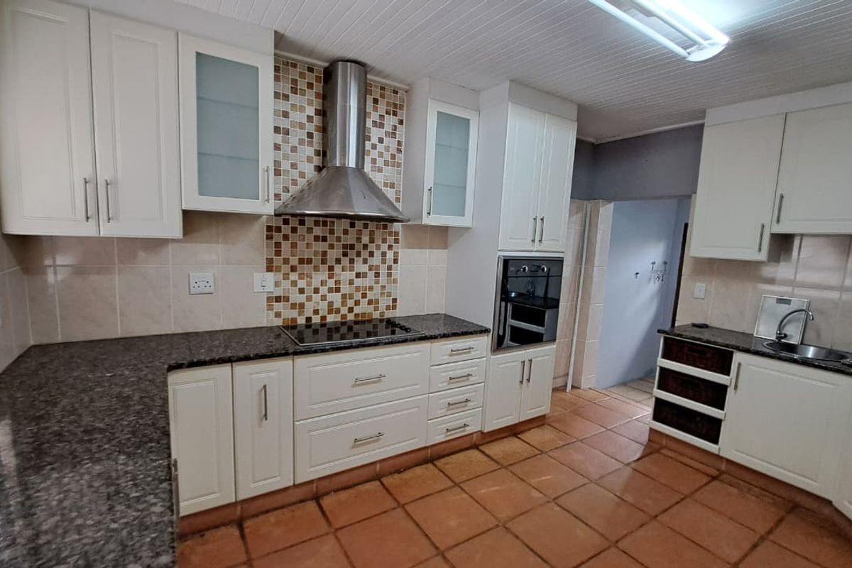 Spacious 3 Bedroom Family Home Available in Meerensee - Photo 2