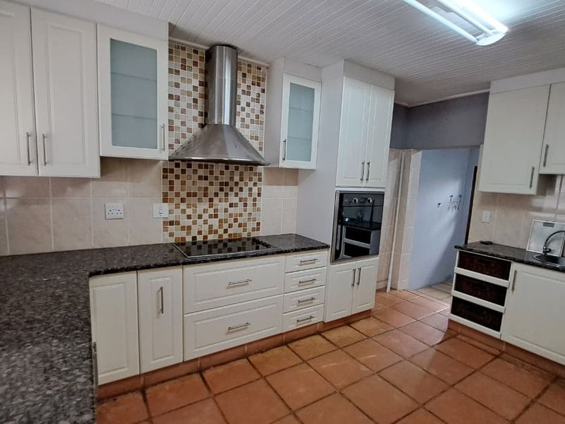 Spacious 3 Bedroom Family Home Available in Meerensee - Photo 2