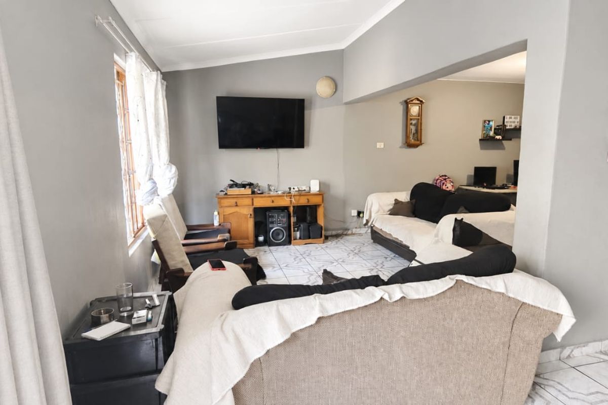 Spacious 3-Bedroom Duplex in a Family-Friendly Complex - Photo 4
