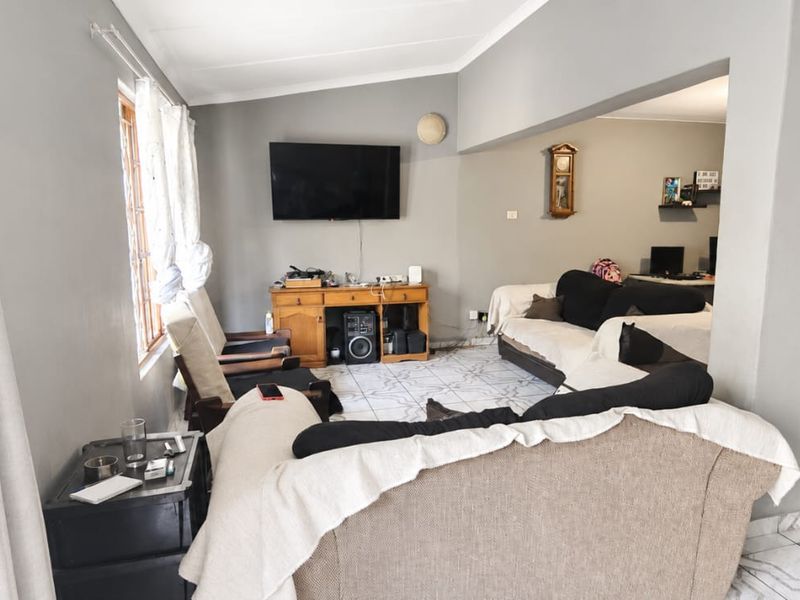 Spacious 3-Bedroom Duplex in a Family-Friendly Complex - Photo 4