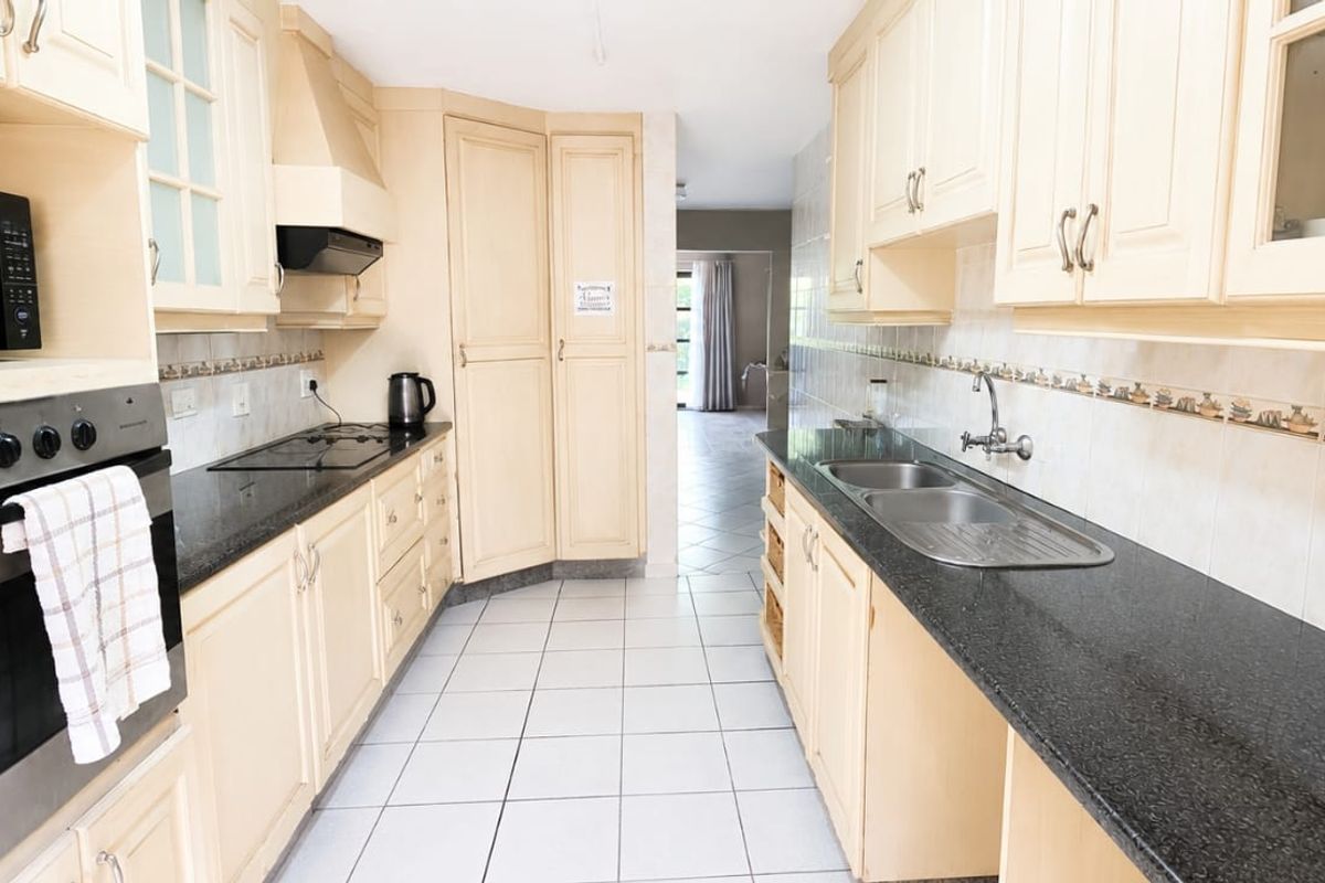 Spacious 3-Bedroom Duplex in a Family-Friendly Complex - Photo 2