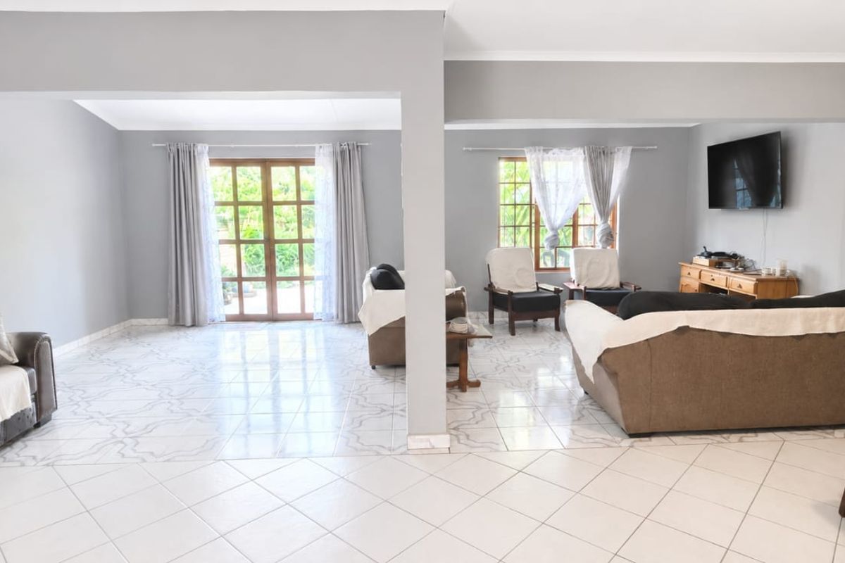 Spacious 3-Bedroom Duplex in a Family-Friendly Complex - Photo 3