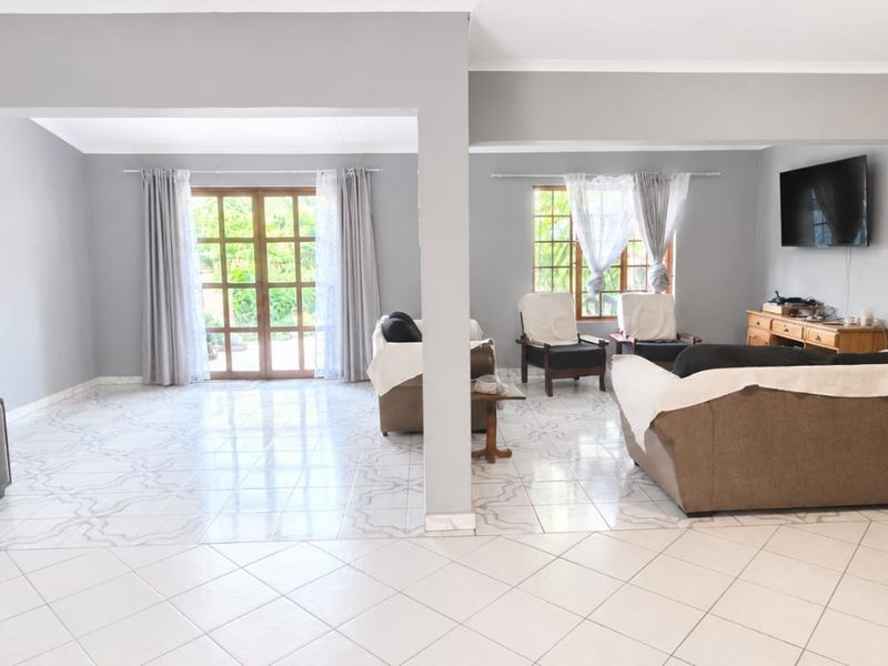 Spacious 3-Bedroom Duplex in a Family-Friendly Complex - Photo 3