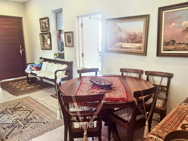 Executive Family Living in an Exclusive Complex - Photo 7