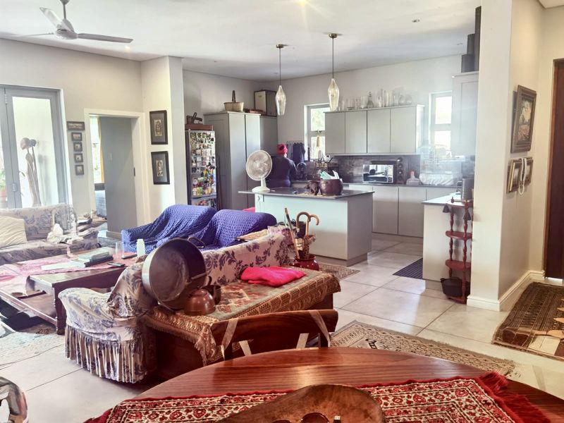 Executive Family Living in an Exclusive Complex - Photo 6