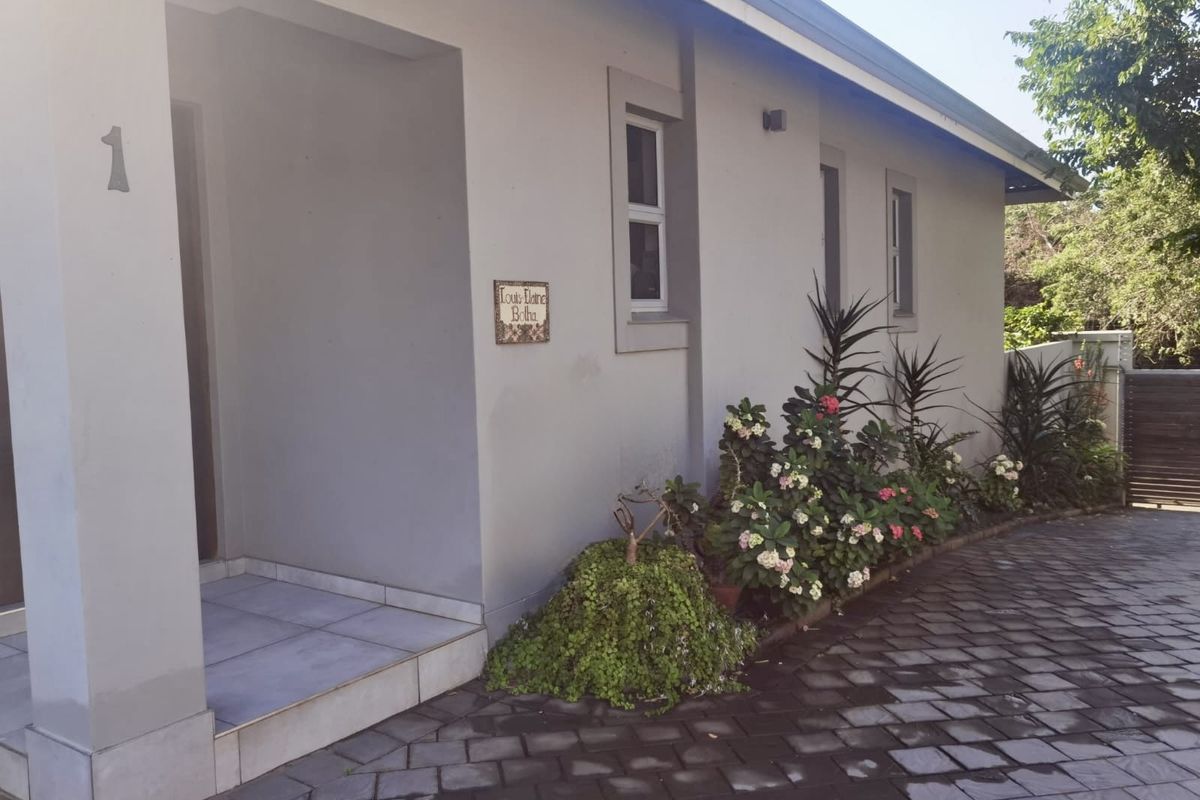 Executive Family Living in an Exclusive Complex - Photo 2