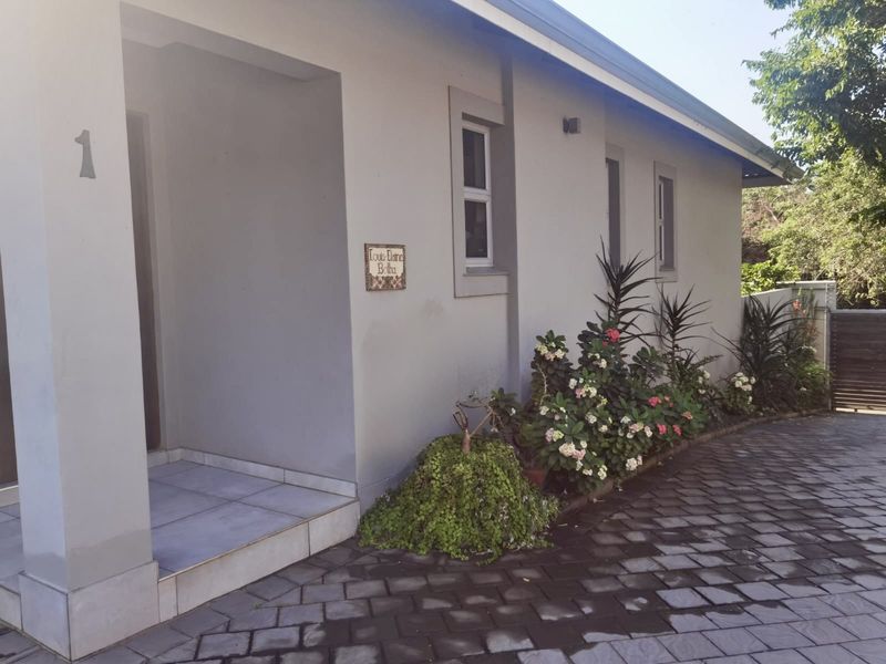 Executive Family Living in an Exclusive Complex - Photo 2