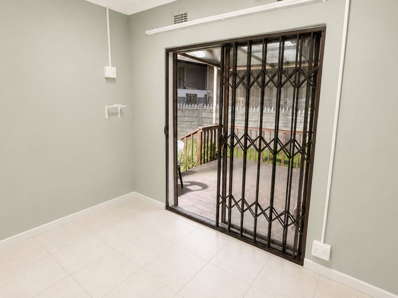 Newly Renovated Bachelor Room to Rent in Meerensee - Photo 2