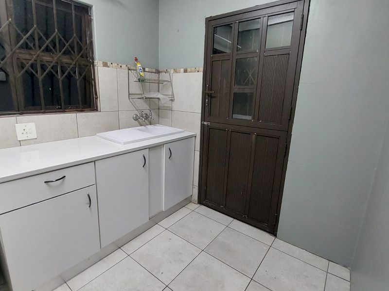 Newly Renovated Bachelor Room to Rent in Meerensee - Photo 3