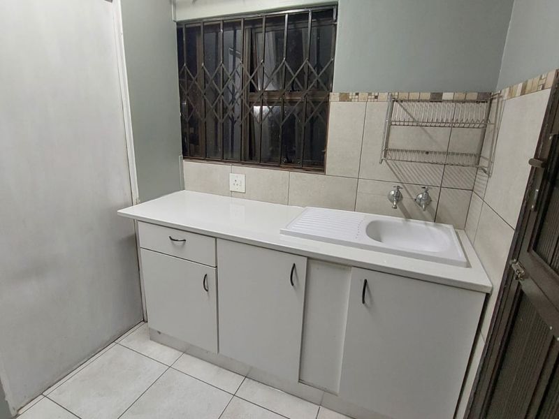 Newly Renovated Bachelor Room to Rent in Meerensee - Photo 4