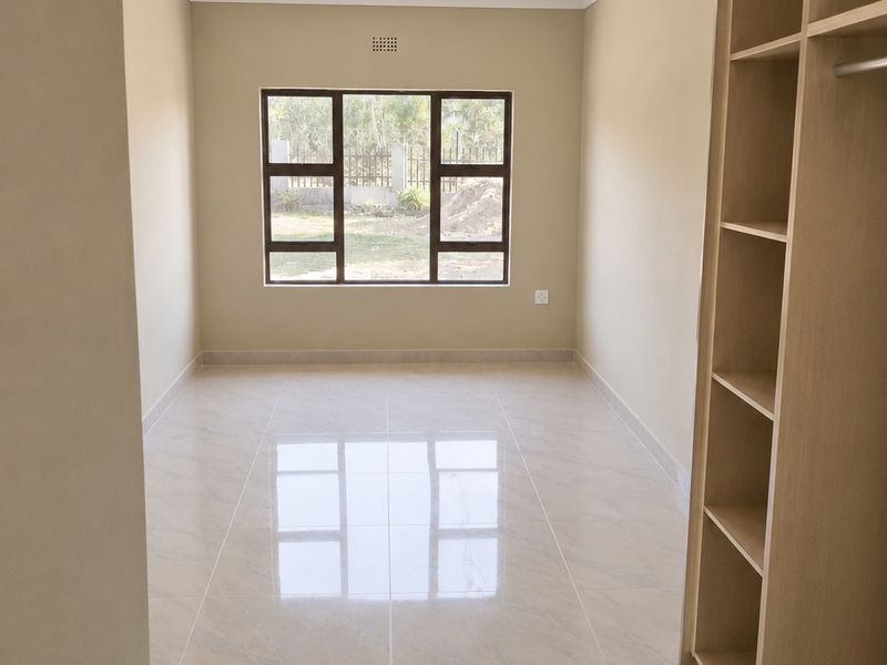 Spacious 3-Bedroom Home with Large Garden – Currently Under Renovation - Photo 4