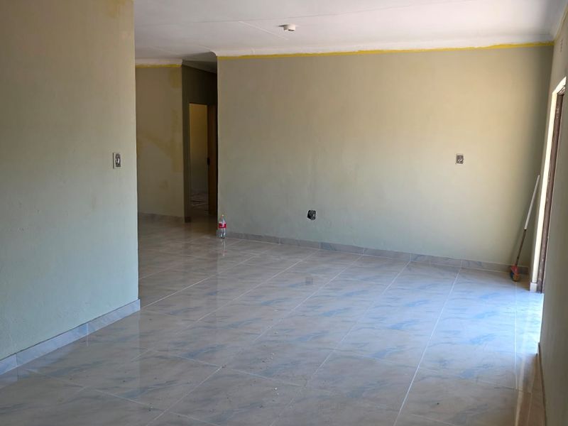 Spacious 3-Bedroom Home with Large Garden – Currently Under Renovation - Photo 5