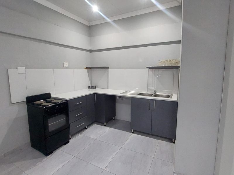 Bachelor Flat with Water & Electricity Included in Meerensee - Photo 1
