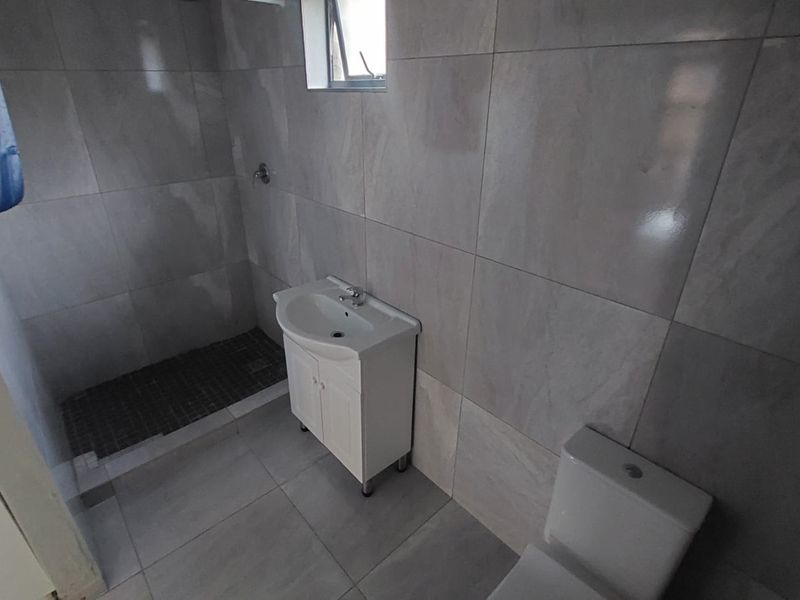 Bachelor Flat with Water & Electricity Included in Meerensee - Photo 8