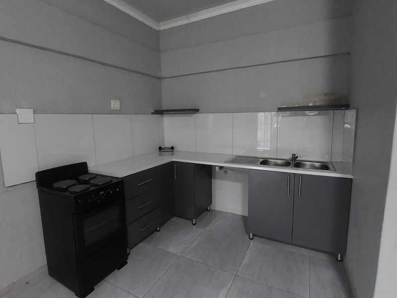 Bachelor Flat with Water & Electricity Included in Meerensee - Photo 6