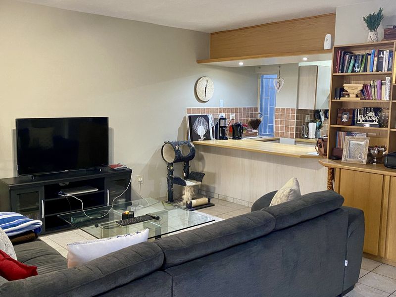 3-Bedroom duplex townhouse in excellent condition, located in a highly desirable complex. - Photo 6