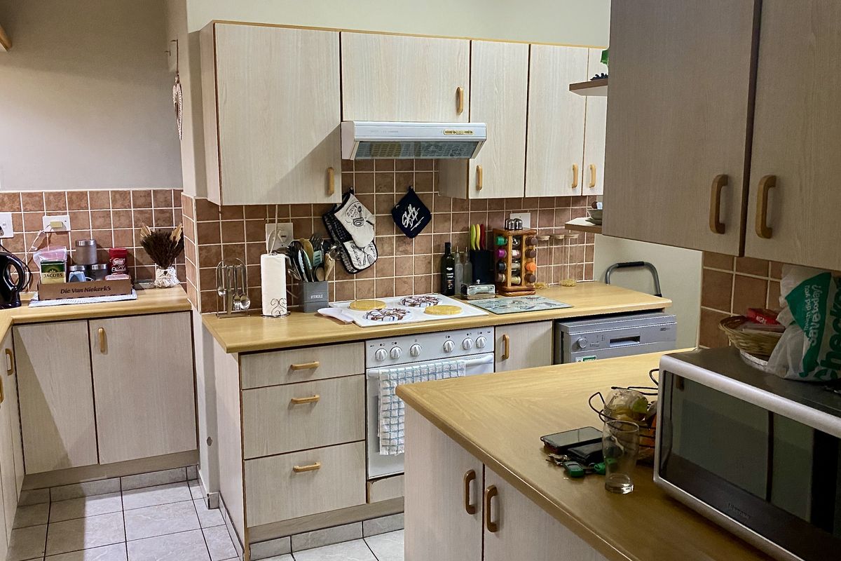 3-Bedroom duplex townhouse in excellent condition, located in a highly desirable complex. - Photo 4