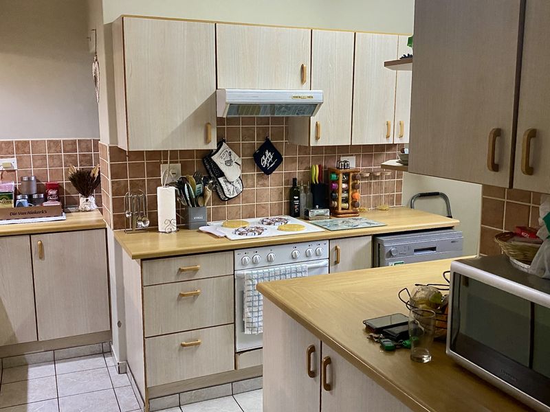 3-Bedroom duplex townhouse in excellent condition, located in a highly desirable complex. - Photo 4