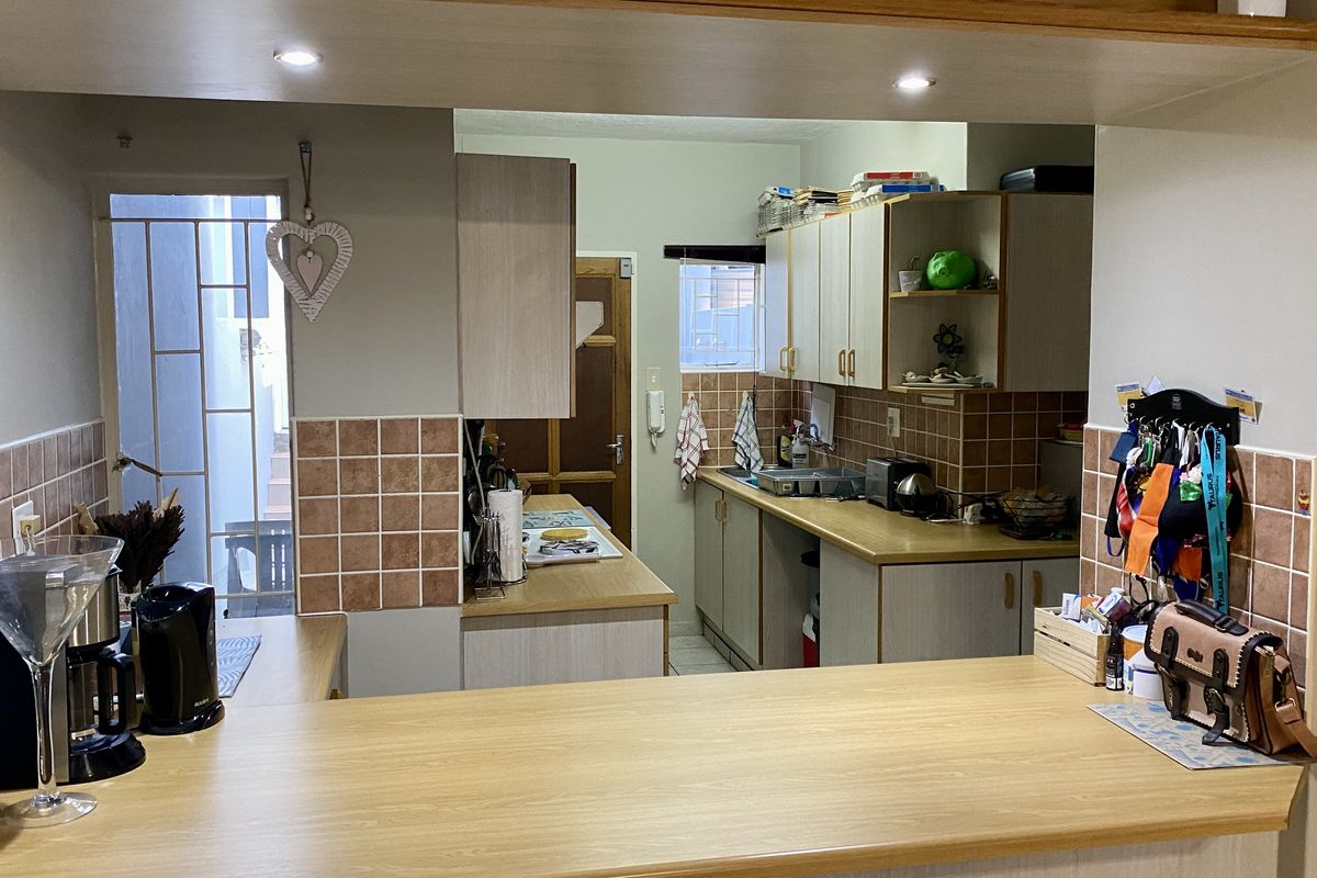 3-Bedroom duplex townhouse in excellent condition, located in a highly desirable complex. - Photo 5