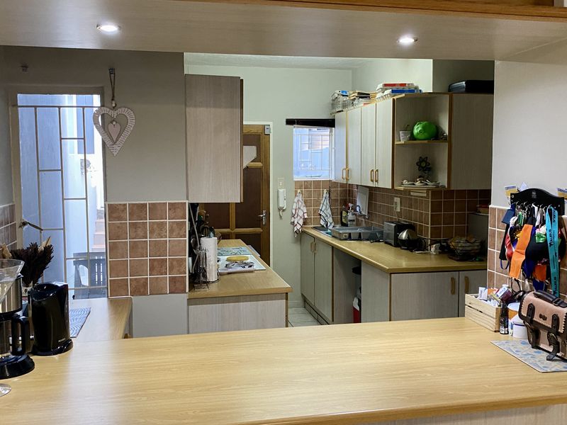 3-Bedroom duplex townhouse in excellent condition, located in a highly desirable complex. - Photo 5