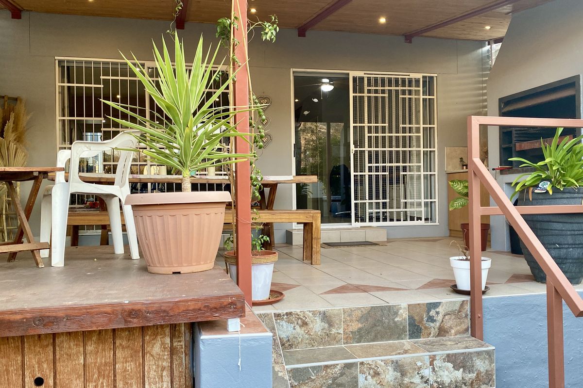 3-Bedroom duplex townhouse in excellent condition, located in a highly desirable complex. - Photo 2