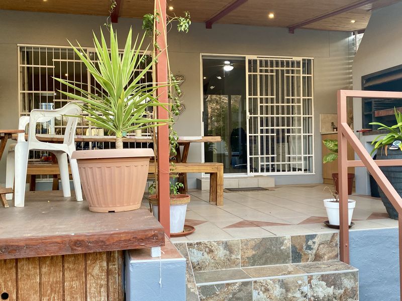 3-Bedroom duplex townhouse in excellent condition, located in a highly desirable complex. - Photo 2