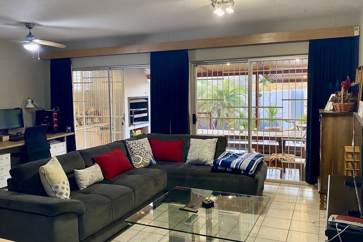 3-Bedroom duplex townhouse in excellent condition, located in a highly desirable complex. - Photo 3