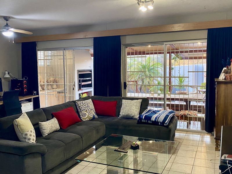 3-Bedroom duplex townhouse in excellent condition, located in a highly desirable complex. - Photo 3