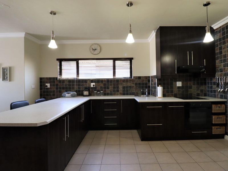 Triple-storey furnished 3 bedroom house To Let - Long Beach - Photo 4