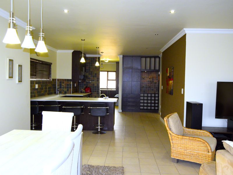 Triple-storey furnished 3 bedroom house To Let - Long Beach - Photo 9