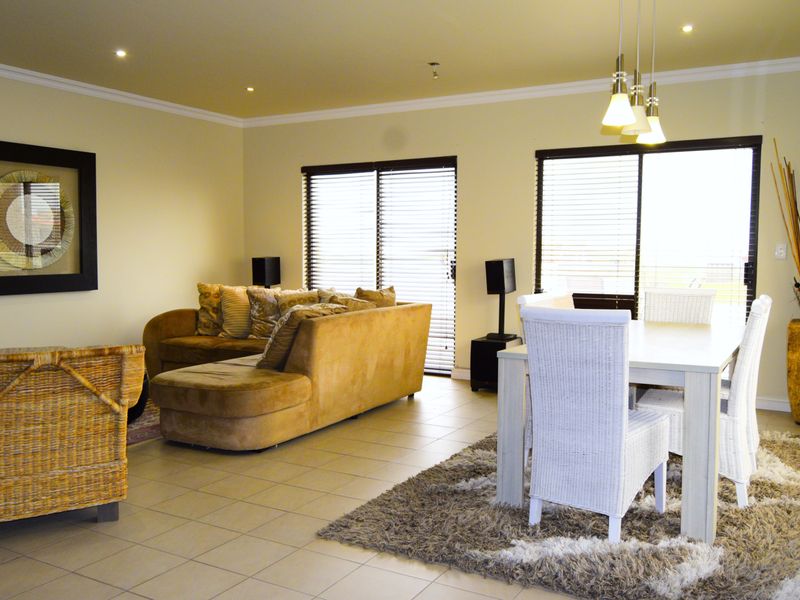 Triple-storey furnished 3 bedroom house To Let - Long Beach - Photo 10