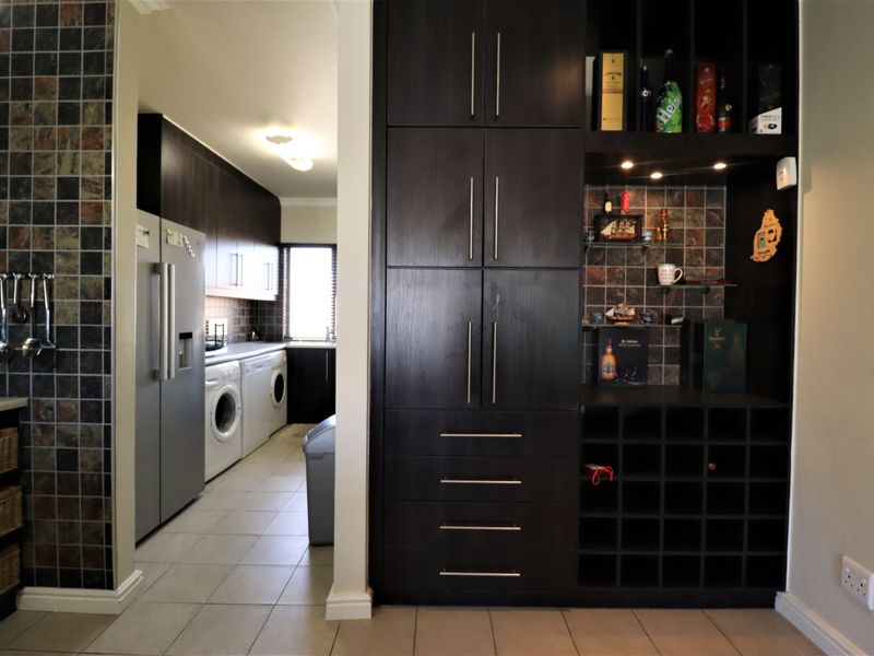 Triple-storey furnished 3 bedroom house To Let - Long Beach - Photo 8