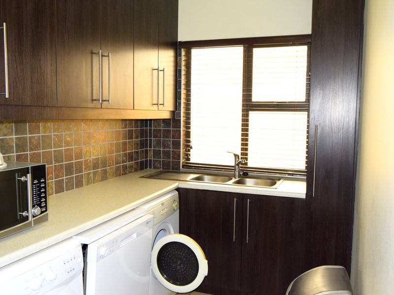 Triple-storey furnished 3 bedroom house To Let - Long Beach - Photo 7