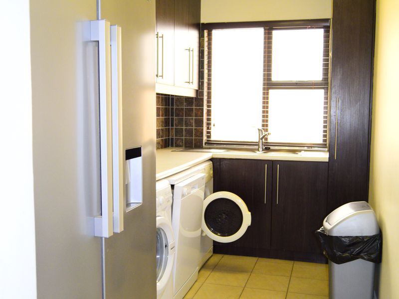 Triple-storey furnished 3 bedroom house To Let - Long Beach - Photo 6