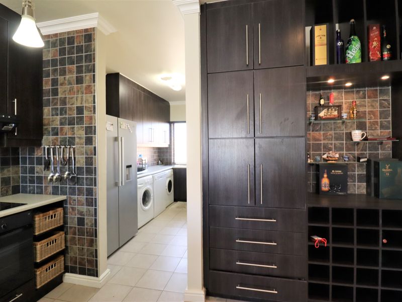 Triple-storey furnished 3 bedroom house To Let - Long Beach - Photo 5