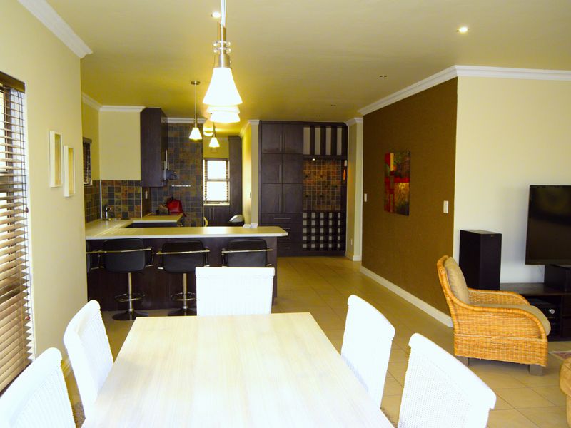 Triple-storey furnished 3 bedroom house To Let - Long Beach - Photo 3