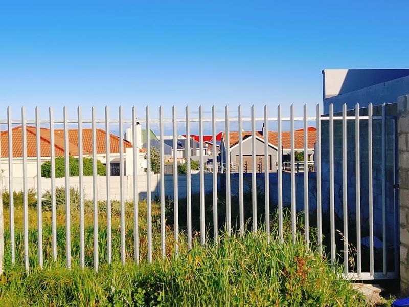 Prime Vacant Stand with Mountain Views in an Established Neighbourhood - Photo 3