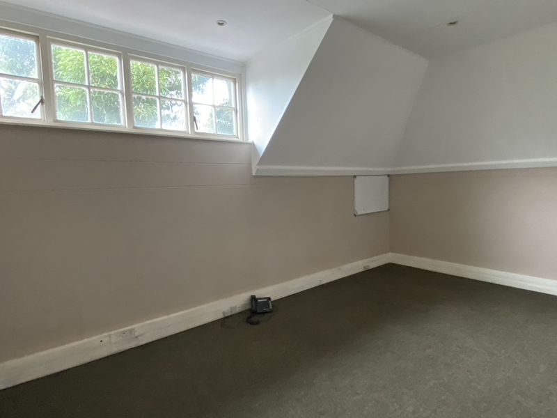 Unique conveniently located offices to rent in Parktown, Johanesburg - Photo 9