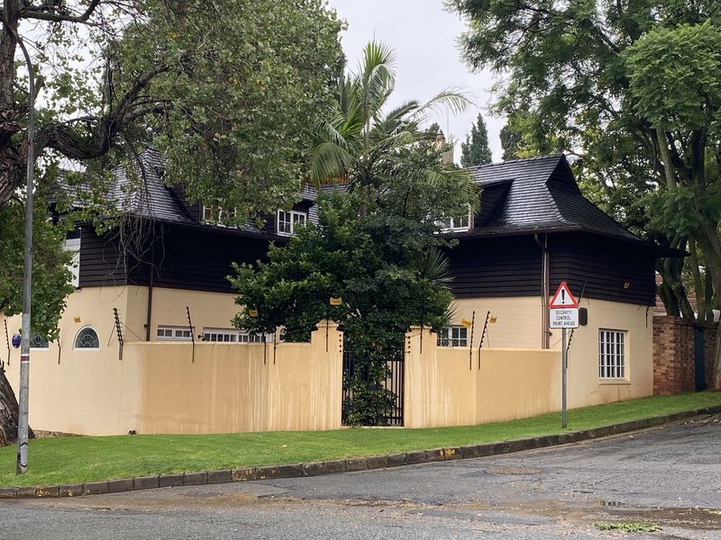 Unique conveniently located offices to rent in Parktown, Johanesburg - Photo 2