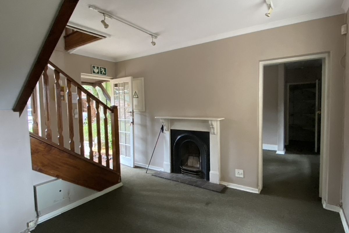 Unique conveniently located offices to rent in Parktown, Johanesburg - Photo 5