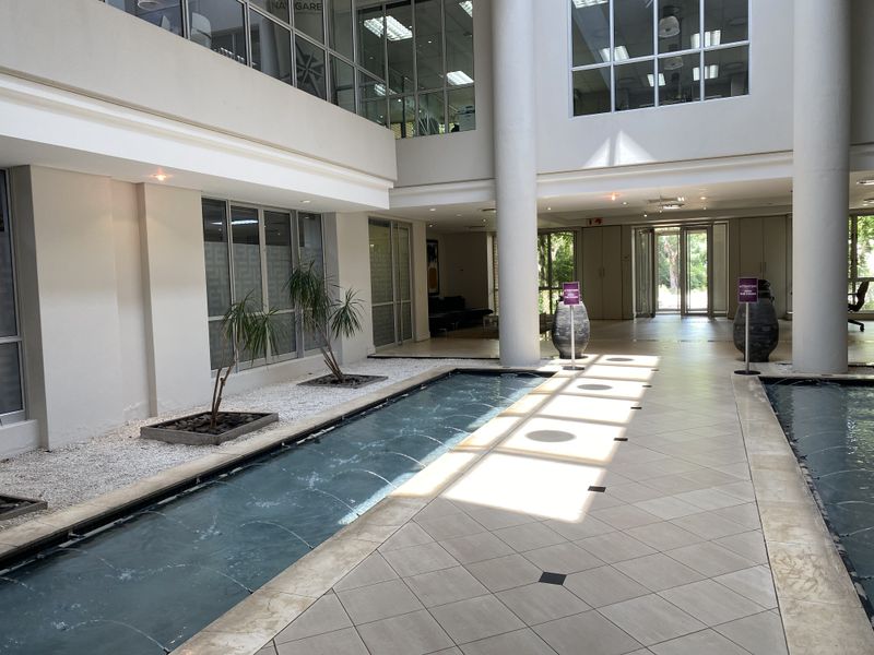 Beautifully appointed air-conditioned offices to rent in Houghton Estate - Photo 4