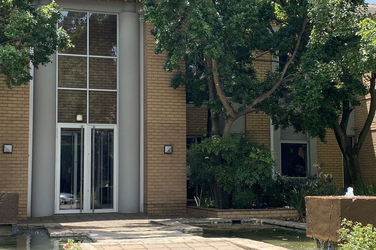 Beautifully appointed air-conditioned offices to rent in Houghton Estate - Photo 2