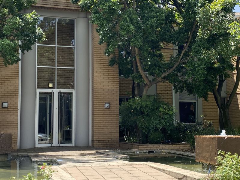 Beautifully appointed air-conditioned offices to rent in Houghton Estate - Photo 2