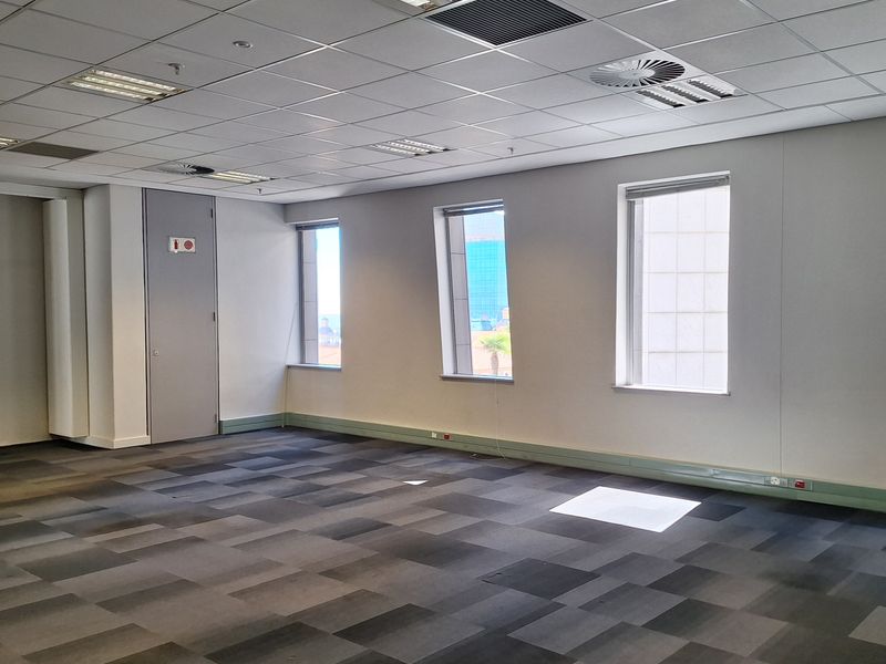 1,742sqm FULLY FITTED, P- GRADE OFFICE TO LET –| SANDTON CBD - Photo 7
