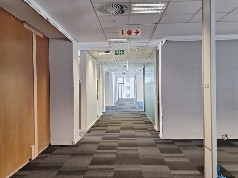 1,742sqm FULLY FITTED, P- GRADE OFFICE TO LET –| SANDTON CBD - Photo 6