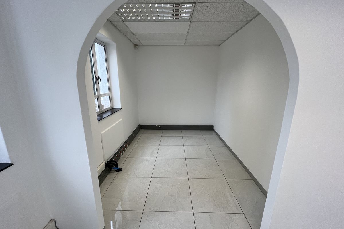 Ground Floor Office available with immediate occupation - Photo 5